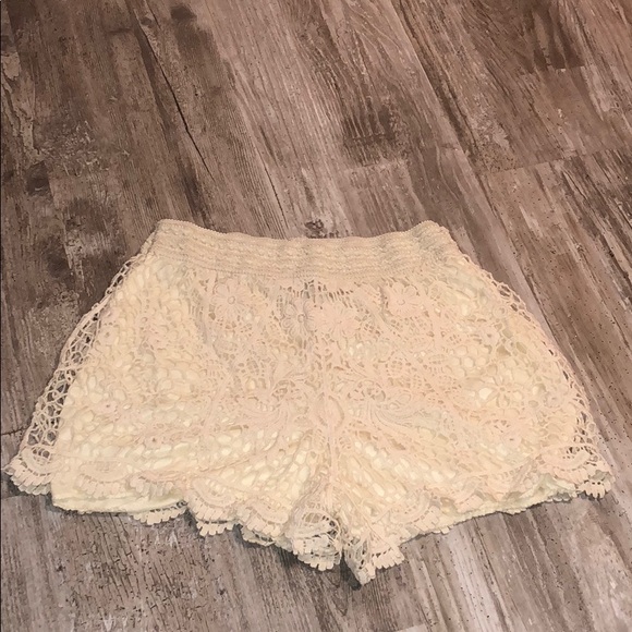 women’s Lacey shorts - Picture 2 of 2